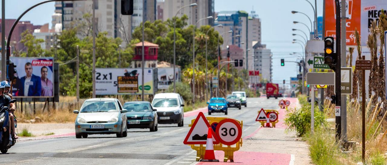 Benidorm instala semáforos y badenes contra los accidentes en la antigua N-332