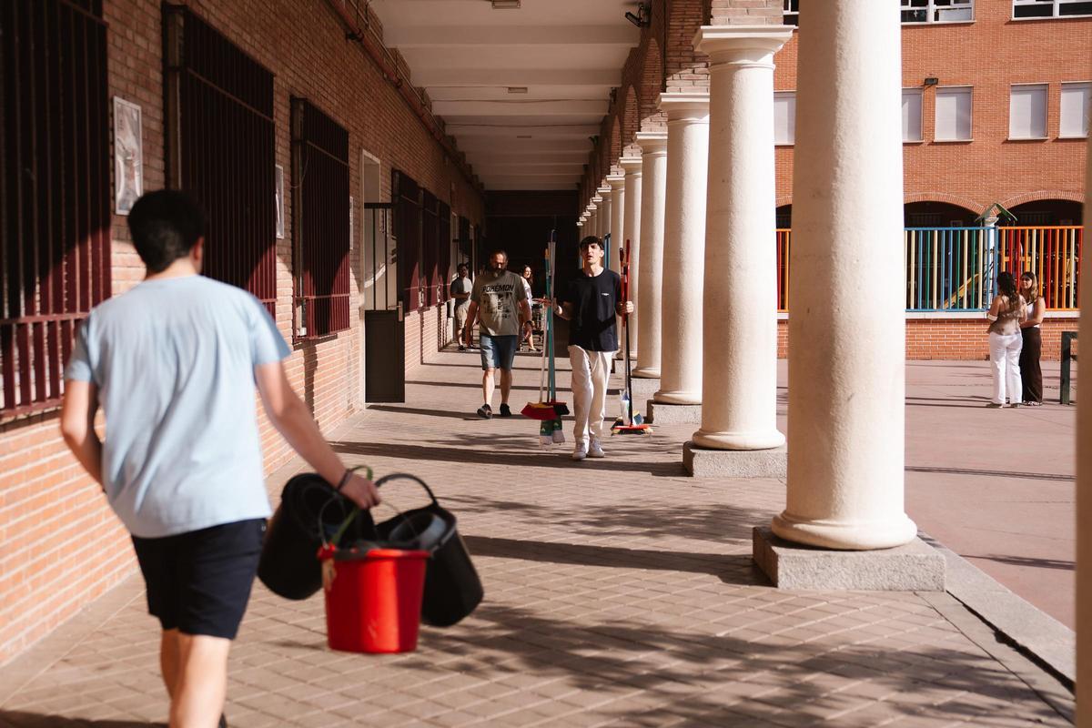 Cientos de voluntarios ultiman los preparativos en la capital, que espera recibir miles de peregrinos procedentes de toda España.