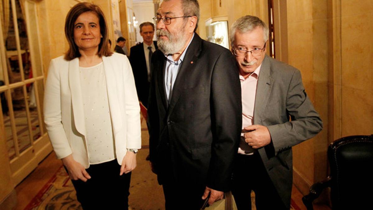 La ministra de Empleo, Fátima Báñez, con los líderes de UGT, Méndez, y CCOO, Toxo, el pasado lunes.