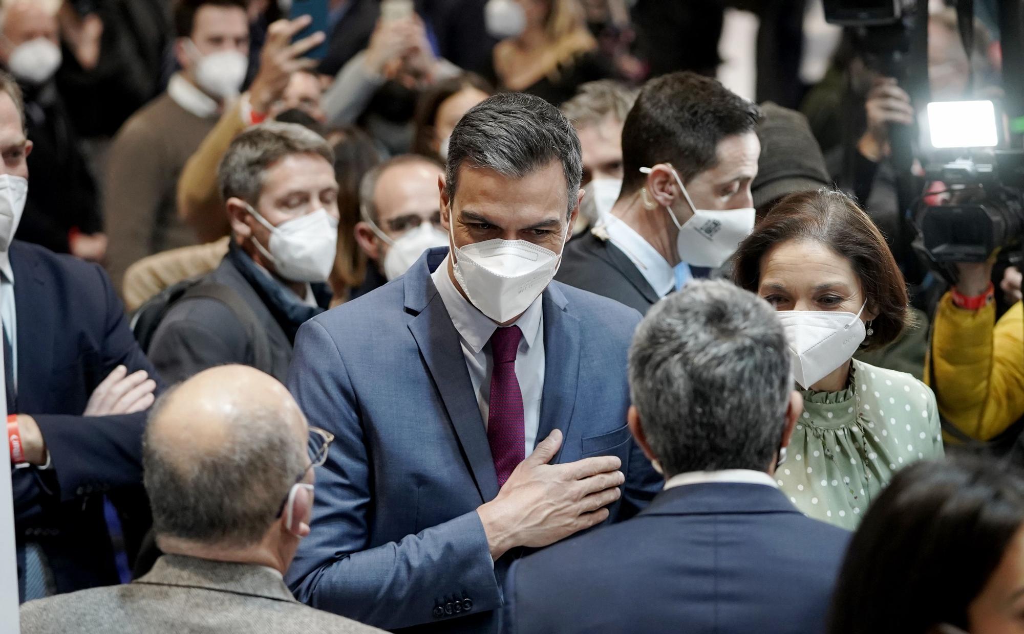 Pedro Sánchez, junto a la ministra Reyes Maroto en Fitur