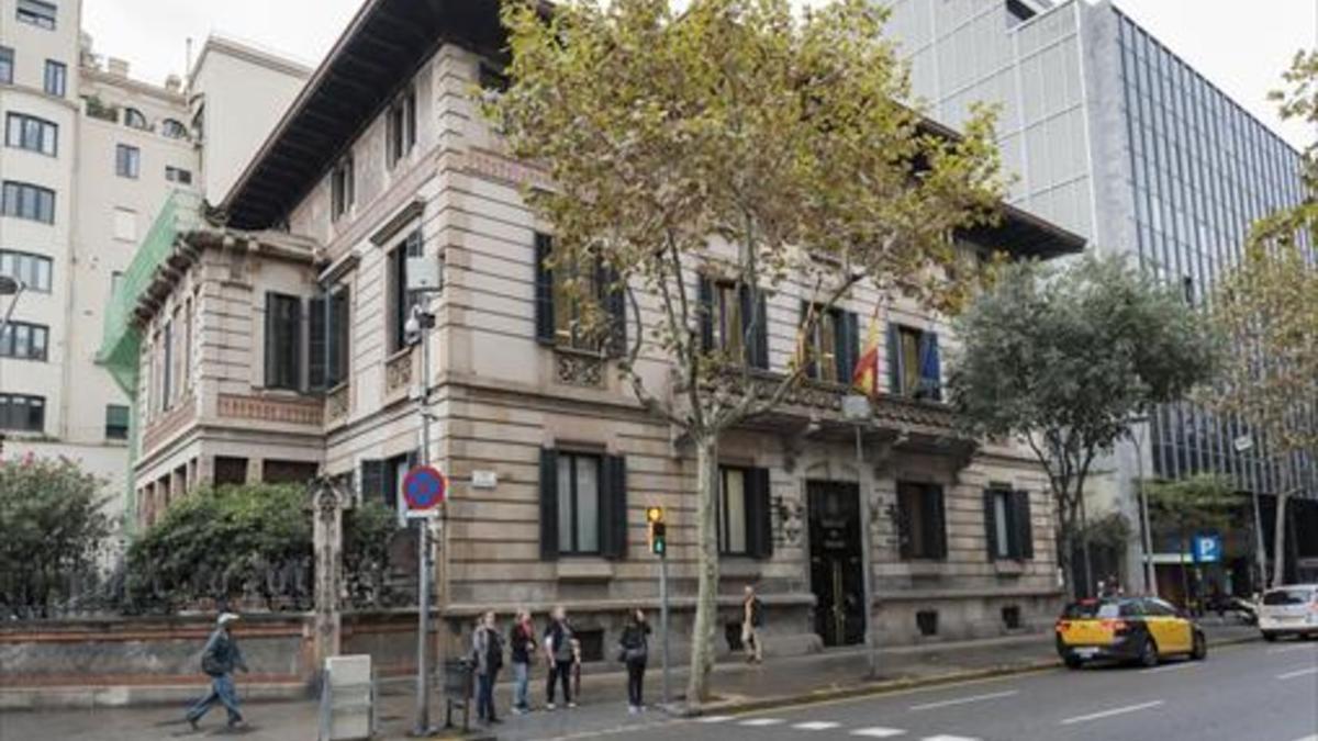 Fachada del palacio Montaner, en Llúria con Mallorca.