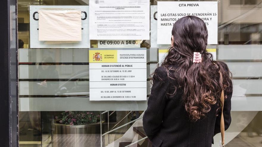 El Supremo anula la norma que deja sin permiso de residencia a extranjeros si se ausentan 6 meses de España