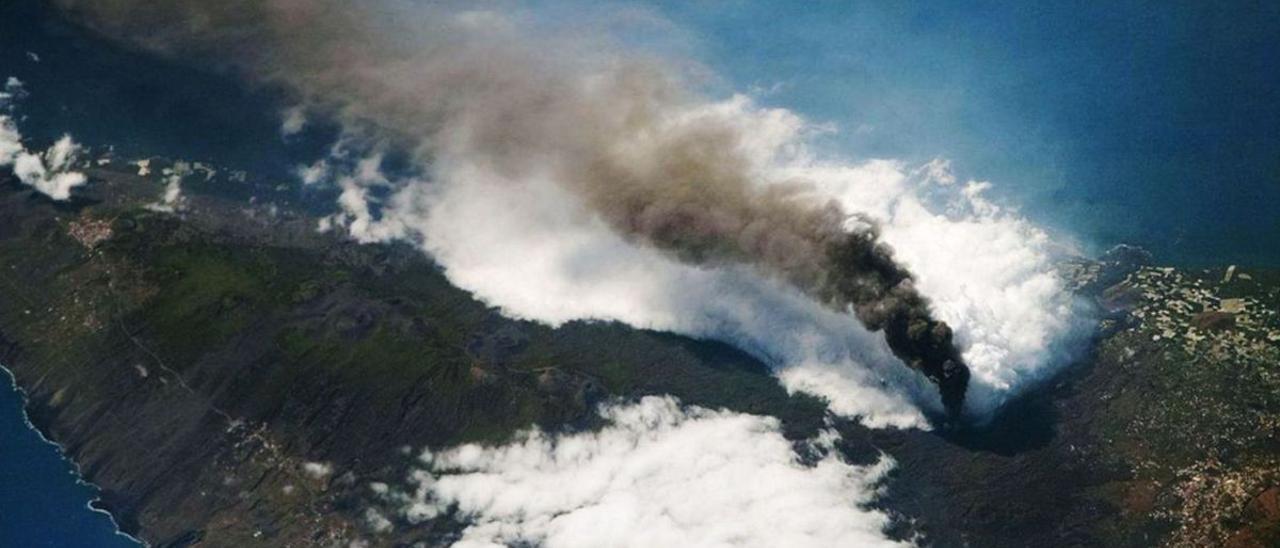 Una imagen del extremo sur de la isla de La Palma en pleno proceso de erupción, tomada el pasado 4 de octubre por un astronauta a bordo de la Estación Espacial Internacionadl (EEI), aspira a ser premiada en el torneo del Earth Observatory de la NASA.