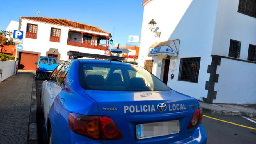 Los policías locales del municipio intervinieron al ahora arrestado dos armas blancas y un destornillador.