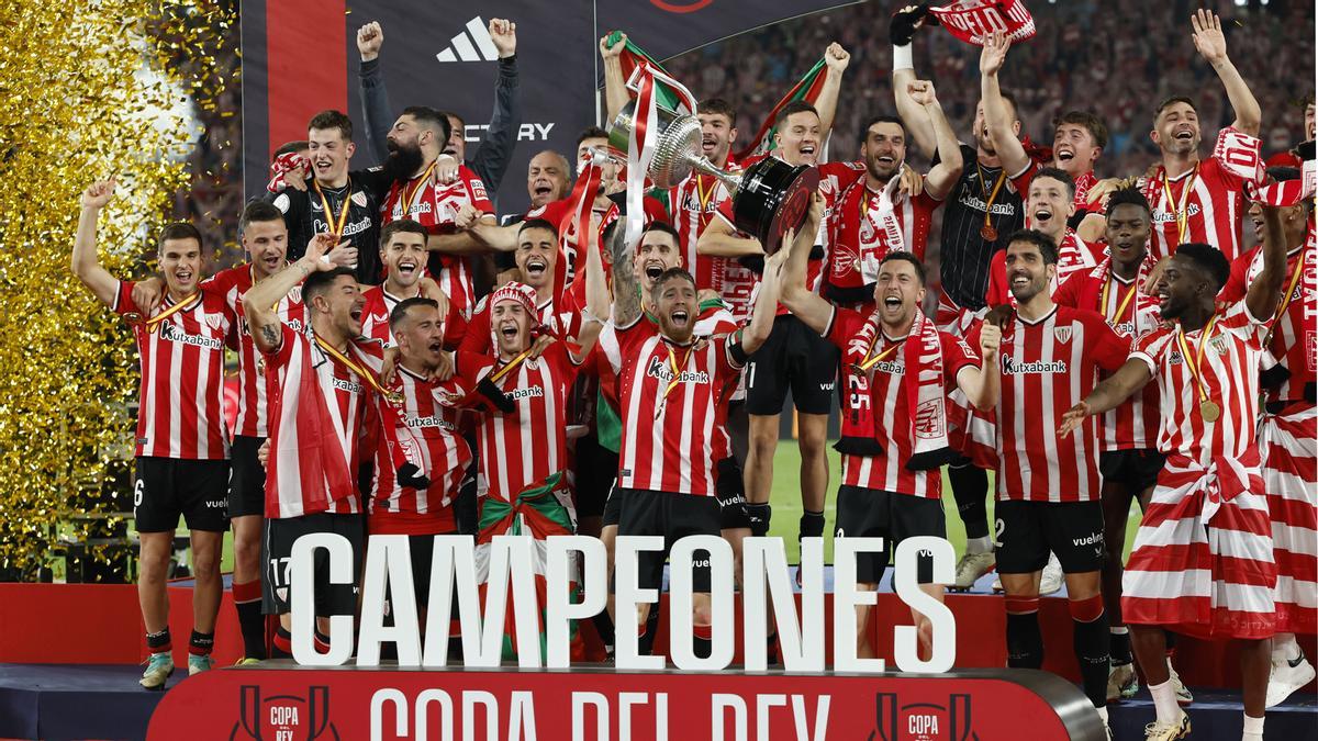 Los jugadores del Athletic de Bilbao celebran la victoria con el trofeo de la Copa del Rey al final
