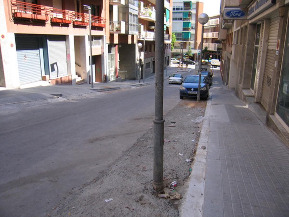 Obres lentes, impopulars i paralitzades. L’Ajuntament de Barcelona va començar la reforma del carrer de Greco, a Nou Barris, l’1 de febrer. Tractant-se d’un carrer que no arriba als 100 metres, el ritme de treball no és gaire brillant. A més, les obres, després de reduir la vorera gairebé a la meitat, tot i les queixes dels veïns, i eliminar arbres, fa setmanes que estan paralitzades. ¿Per què?