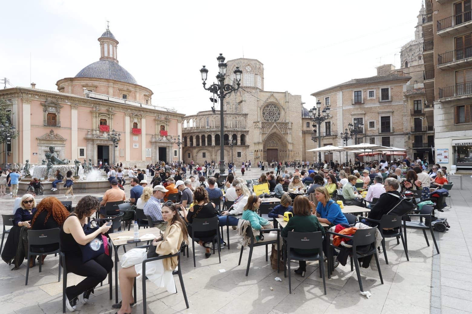 Llenazo en el centro de València en el fin de semana previo a las vacaciones de Semana Santa