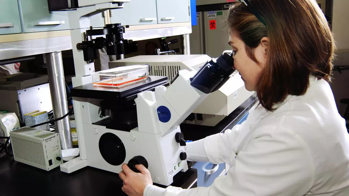 Una canaria busca en la ciencia estadounidense nuevos fármacos para el sarampión ante la deriva antivacunas