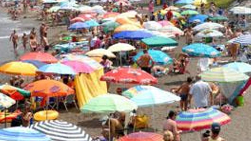 Bañistas en la Playa de Arguineguín donde ayer se llegó a los 26 grados. | s. blanco