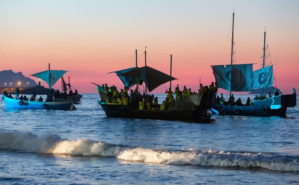 Santa Marta protege de nuevo a La Vila en el Desembarco de las Fiestas de Moros y Cristianos.