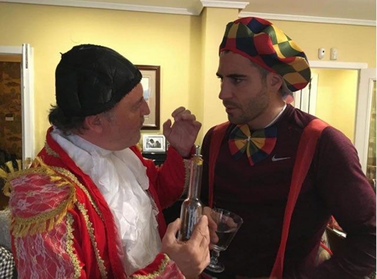 Miguel Ángel Silvestre vestido de forma original escucha atento a su padre mientras felicita la Navidad