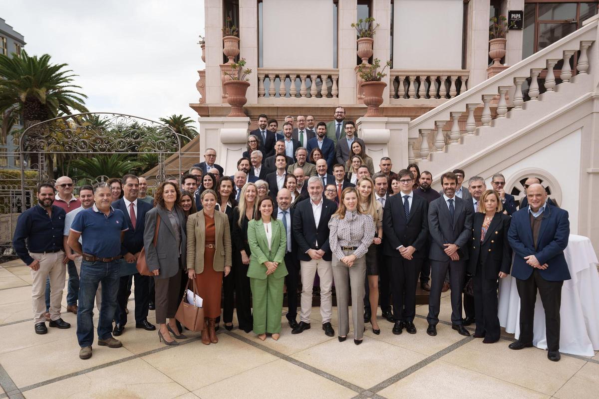 Participantes en la Mesa del tabaco celebrada en Santa Cruz de Teneife