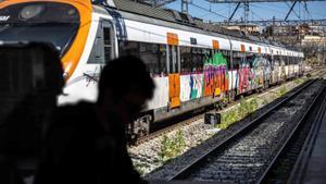 Un tren apedregat  i sis assalts de grafiters cada dia