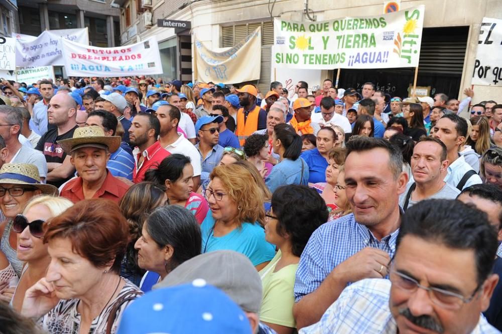 Gran protesta de los agricultores frente a la CHS