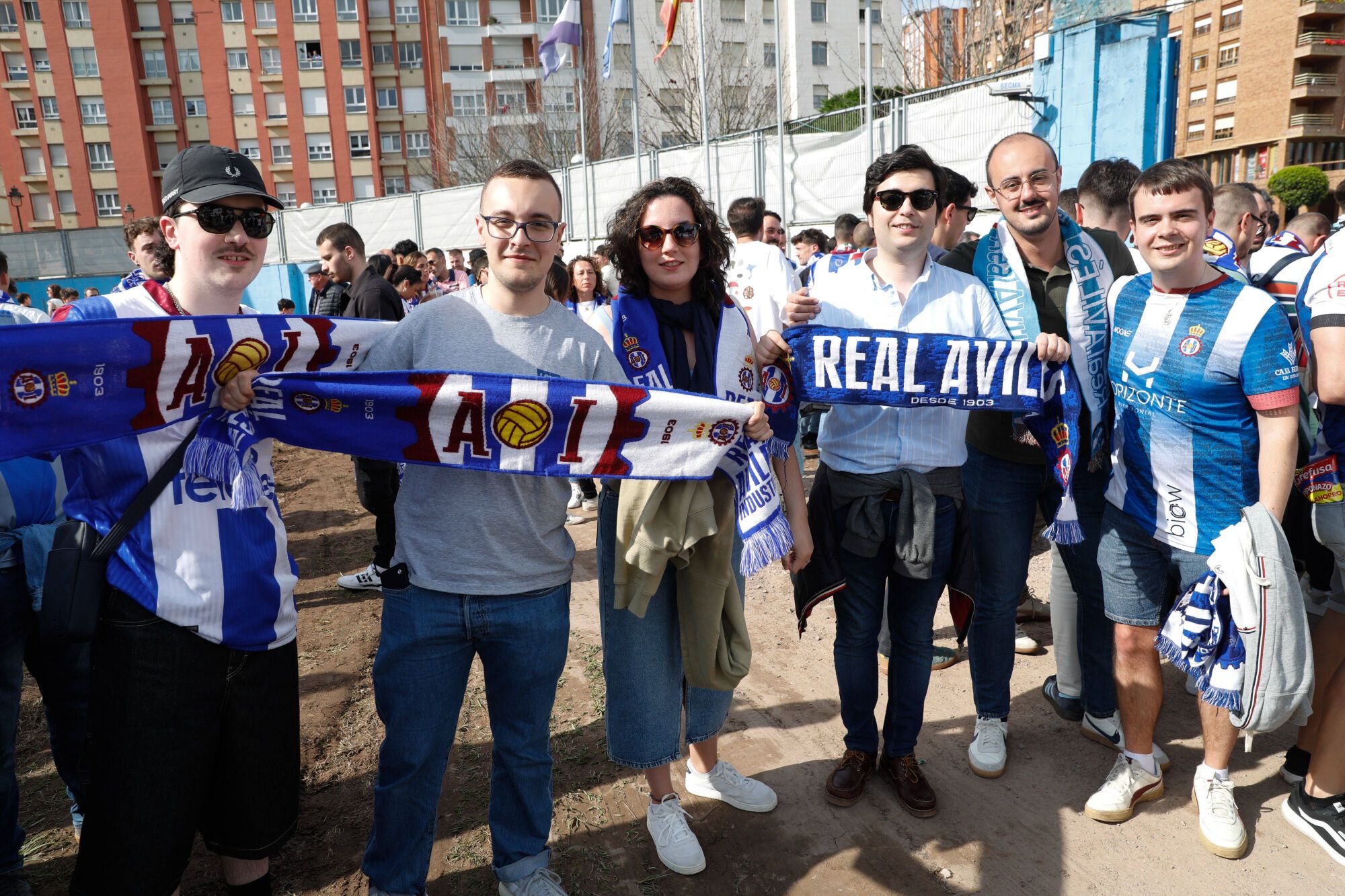 EN IMÁGENES: Ambientazo antes del partido por el ascenso del Avilés contra el Antoniano