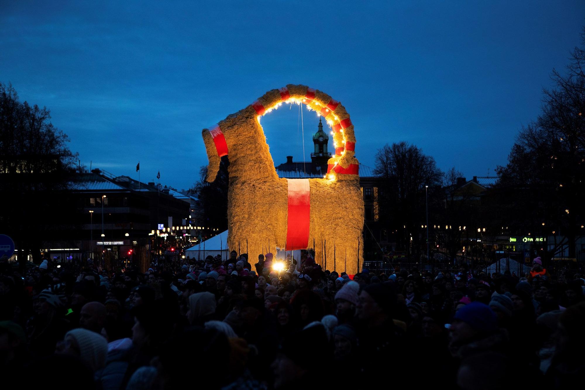 Gaevle (Suecia), 28/11/2021.- Una foto fechada el 28 de noviembre de 2021 muestra la inauguración de la 'Cabra de Navidad' de este año, o 'Gaevlebocken' en Gavle, Suecia.