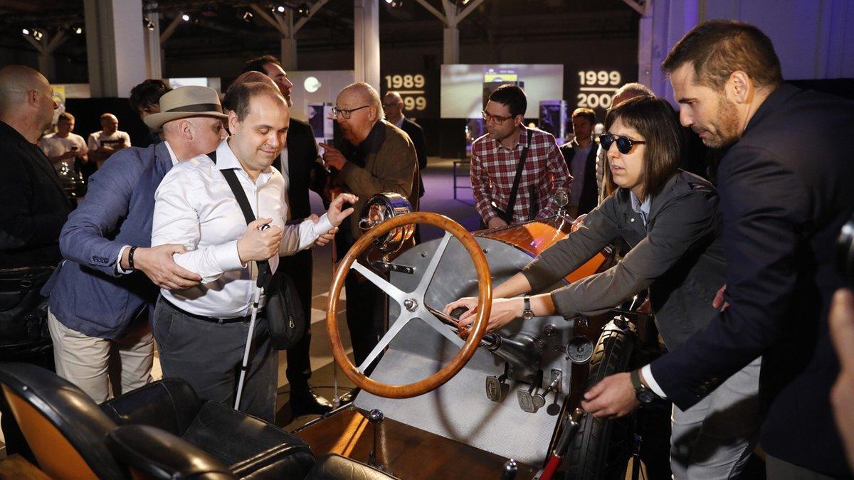 Exposición táctil para invidentes en el Automobile Barcelona.