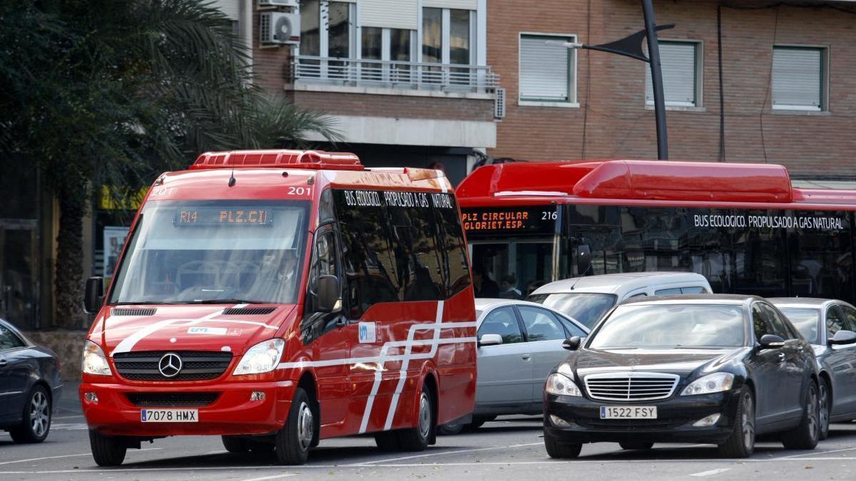 Siguen las protestas en los autobuses los 'coloraos'.