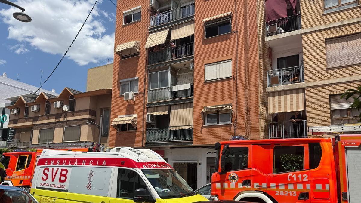 Dotación de bomberos en el incendio de la vivienda de Riba-roja.