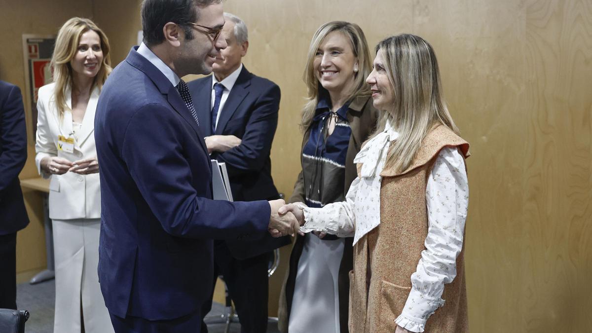 El ministro de Economía, Carlos Cuerpo, saluda a la vicepresidenta de Aragón y consejera de Economía, Mar Vaquero, este jueves.