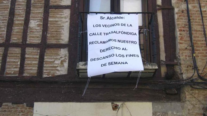 Pancarta que los vecinos afectados han colgado en una vivienda situada en la zona de ocio nocturno. Foto