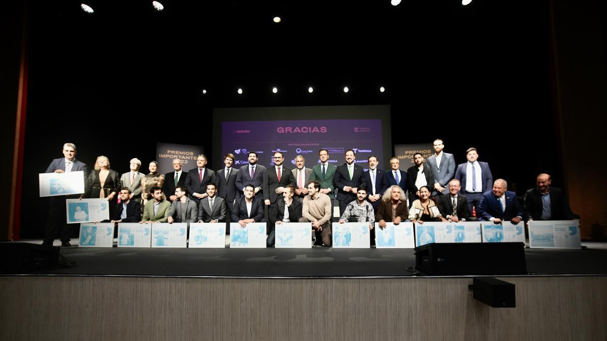 Foto de familia de galardonados, autoridades y responsables de Prensa Ibérica y el diario La Opinión en la gala de los VI Premios Importantes.