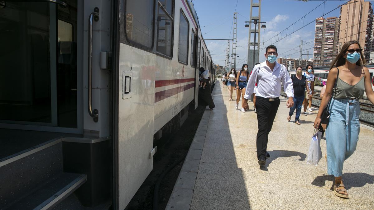 Pasajeros en la estación de Alicante tras bajar de un tren de cercanías