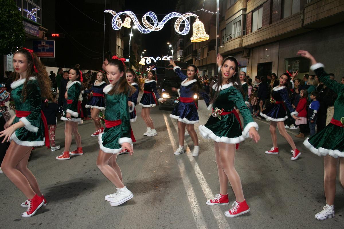 Las bailarinas de la Academia de Danza de María Teresa Lazareno interpretaban distintas coreografías durante el desfile. ant