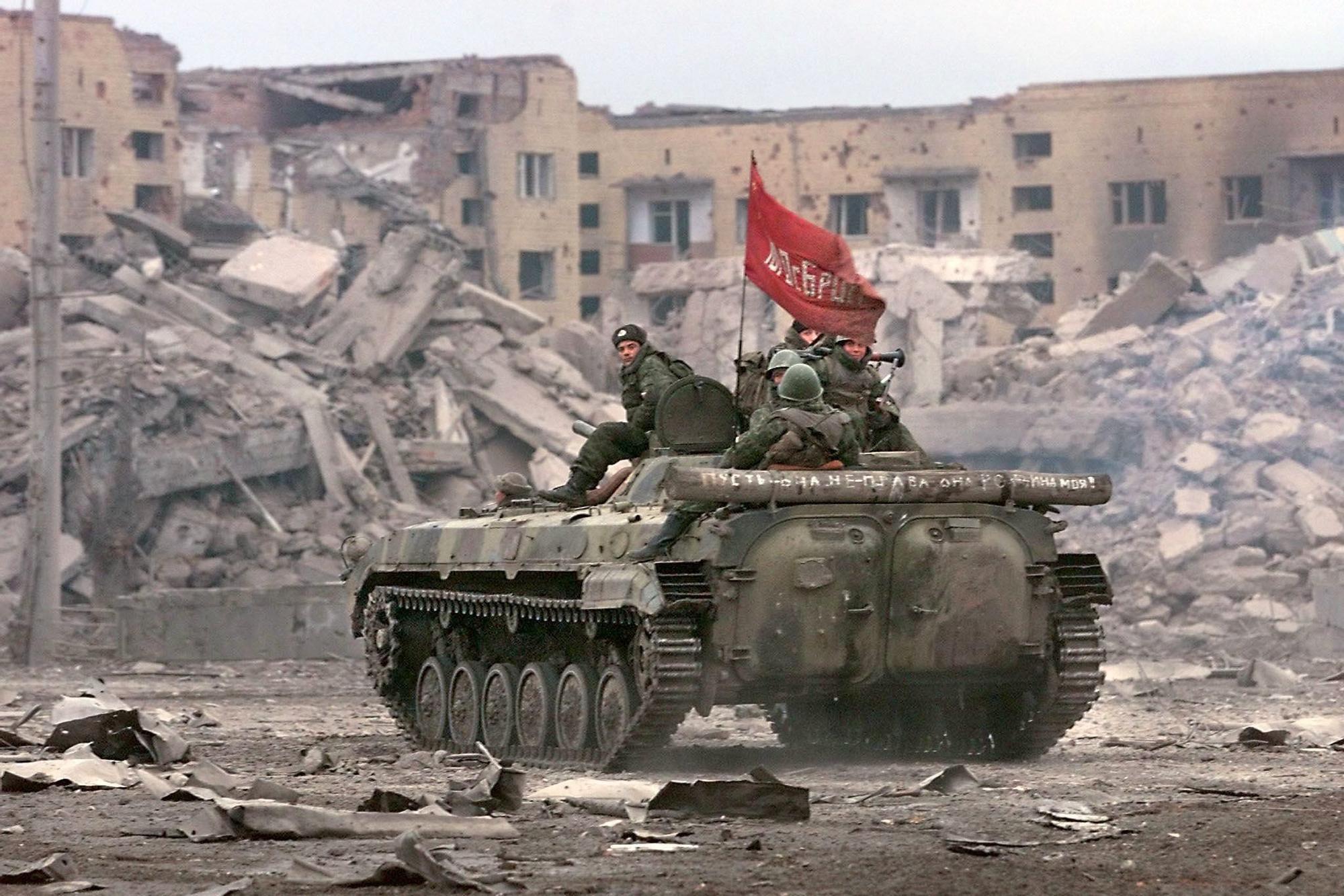 Imagen de un tanque ruso sobre los escombros de la capital chechena de Grozni