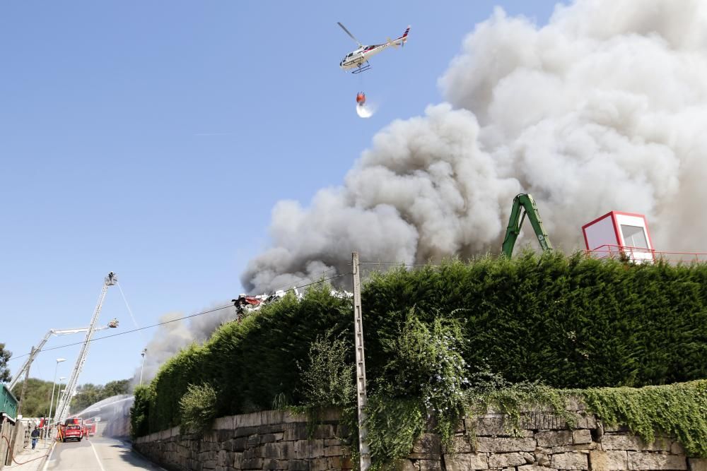 El fuego se ha registrado en una nave dedicada al reciclaje de residuos