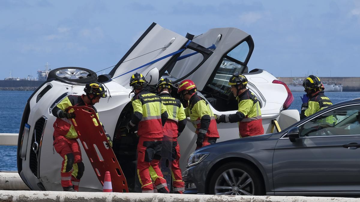 Herida una mujer tras volcar su coche en la Avenida Marítima de Las Palmas de Gran Canaria