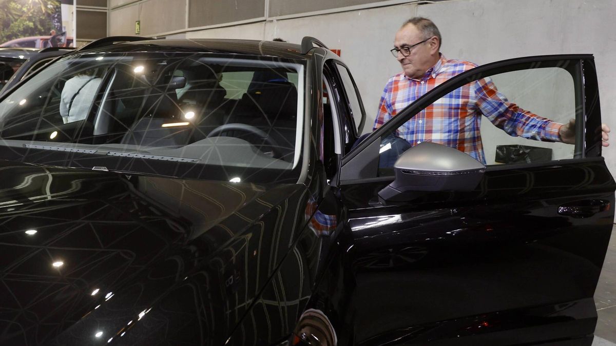 Un hombre prueba un coche en la Feria del Automóvil, el pasado domingo.