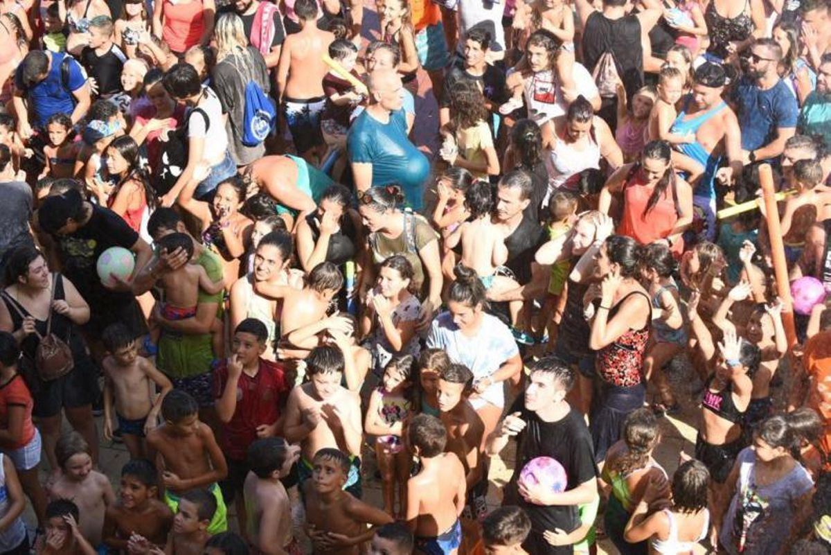 Instante de la «xopà» infantil celebrada aye en el Port. | ROBERTO MARTÍNEZ