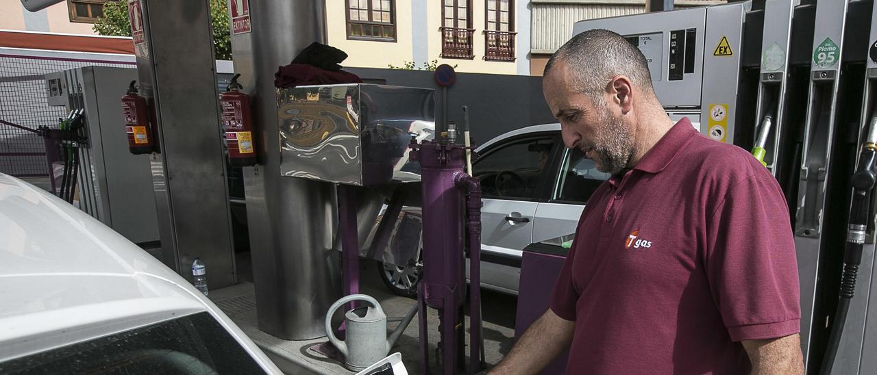 Un trabajador reposta un vehículo en una gasolinera de Tenerife