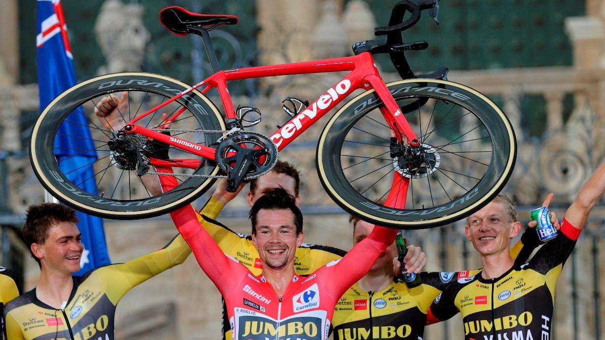 Roglic celebra la victoria en la Vuelta con sus compañeros del Jumbo