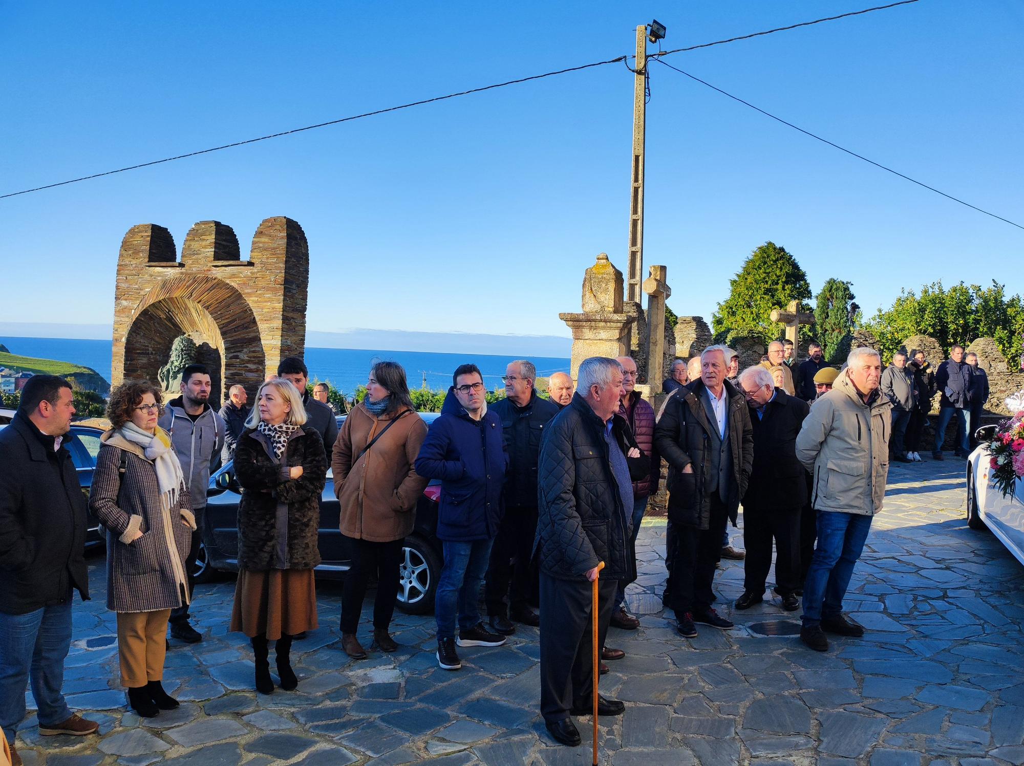 La iglesia de Santa Marina, llena para despedir a Manuel Bedia