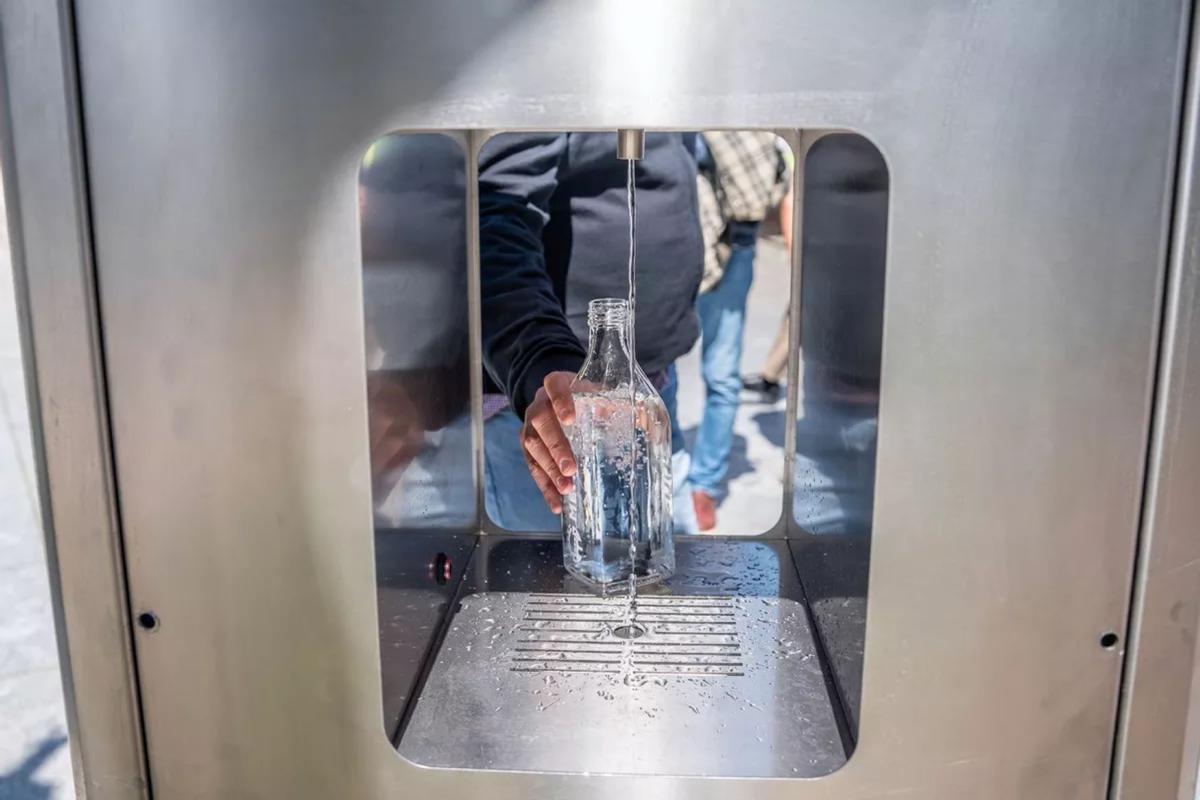 Un usuario rellena su botella en la fuente de agua fría, un sistema diseñado para enfriar y servir agua potable al instante en espacios públicos de Mérida.