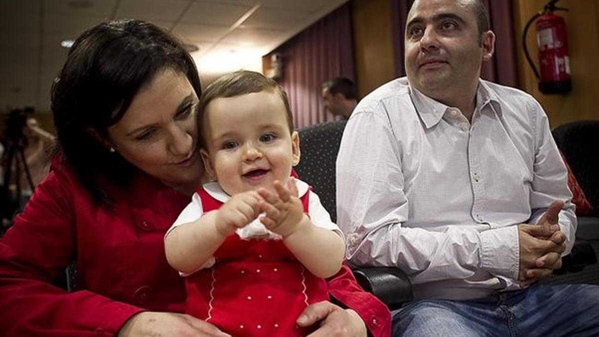 Álvaro, el niño que fue operado de la laringe cuando era un feto, con sus padres.