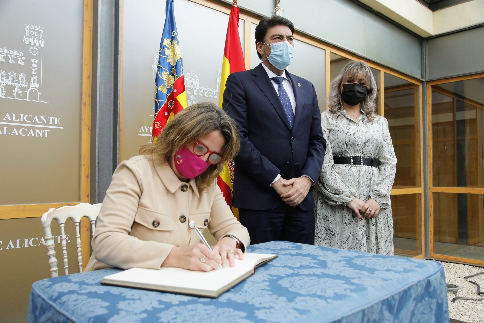 Teresa Ribera firma en el libro de honor del Ayuntamiento de Alicante