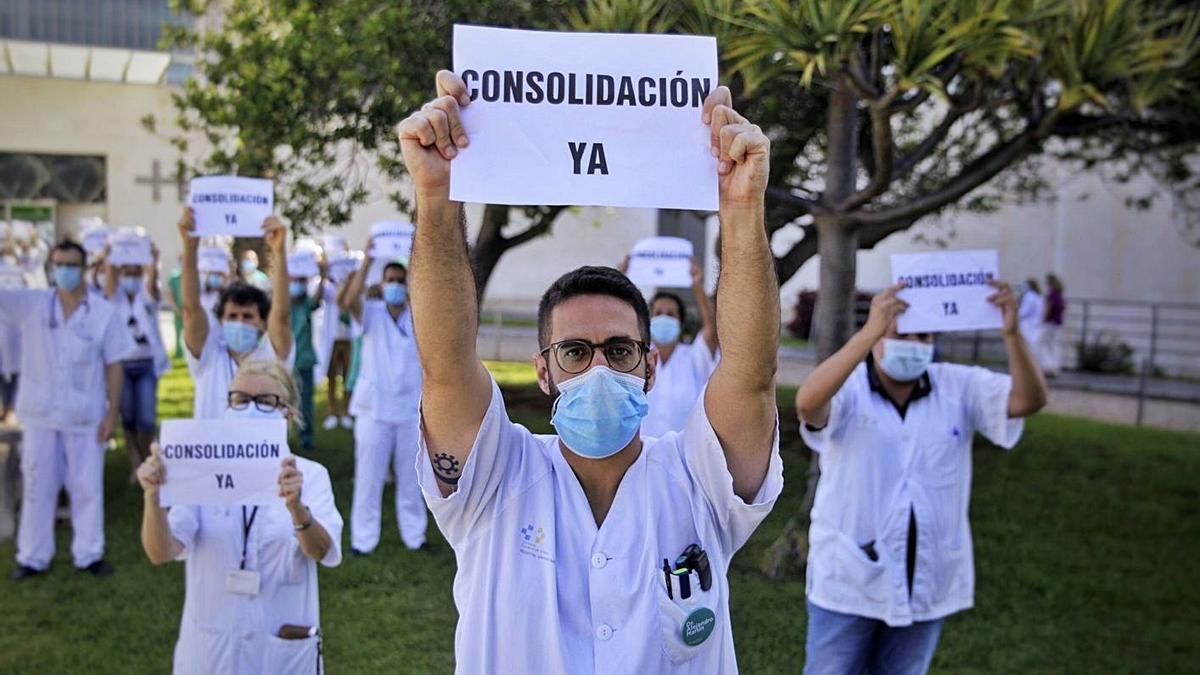 Los médicos eventuales se manifiestan a las afueras del HUC por una consolidación de su contrato. | | DELIA PADRÓN