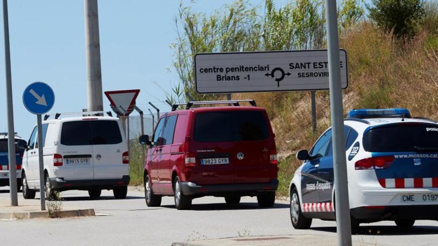 Vehículos de los Mossos en los que viajan los presos