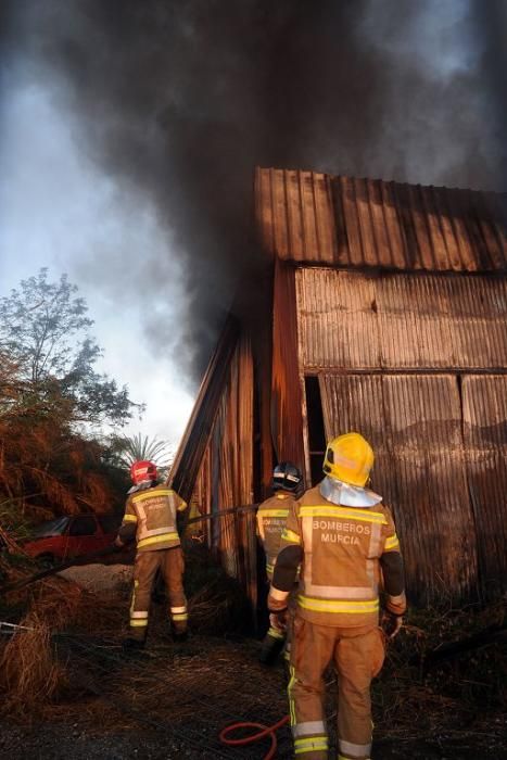 Arde una tienda de neumáticos en Murcia