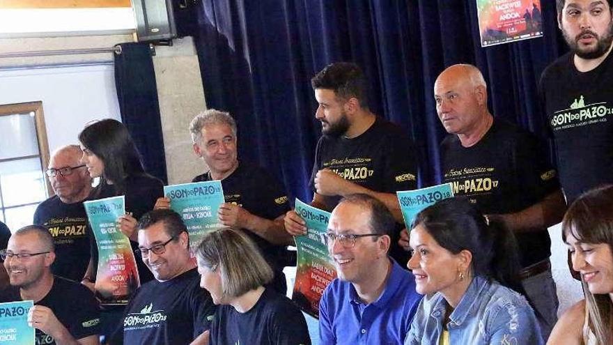 Anxo Lorenzo, junto a la alcaldesa Nidia Arévalo, la edil Sara Cebreiro y organizadores. // Alfredo Hernández