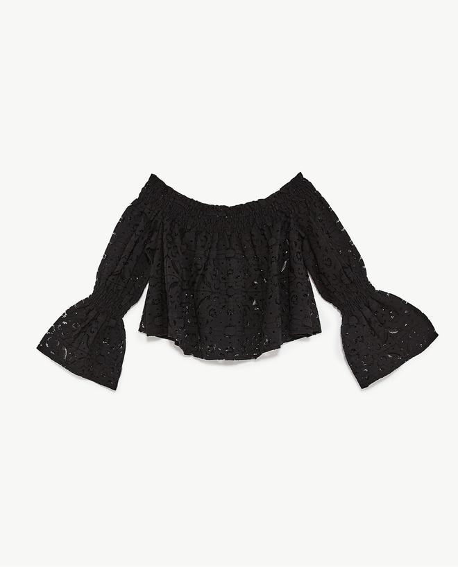 Zara desnuda los hombros: Top de encaje con cuello barco (15,95 euros).