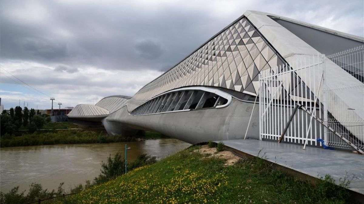 El Pabellón Puente de Zaragoza visto desde la margen izquierda del río