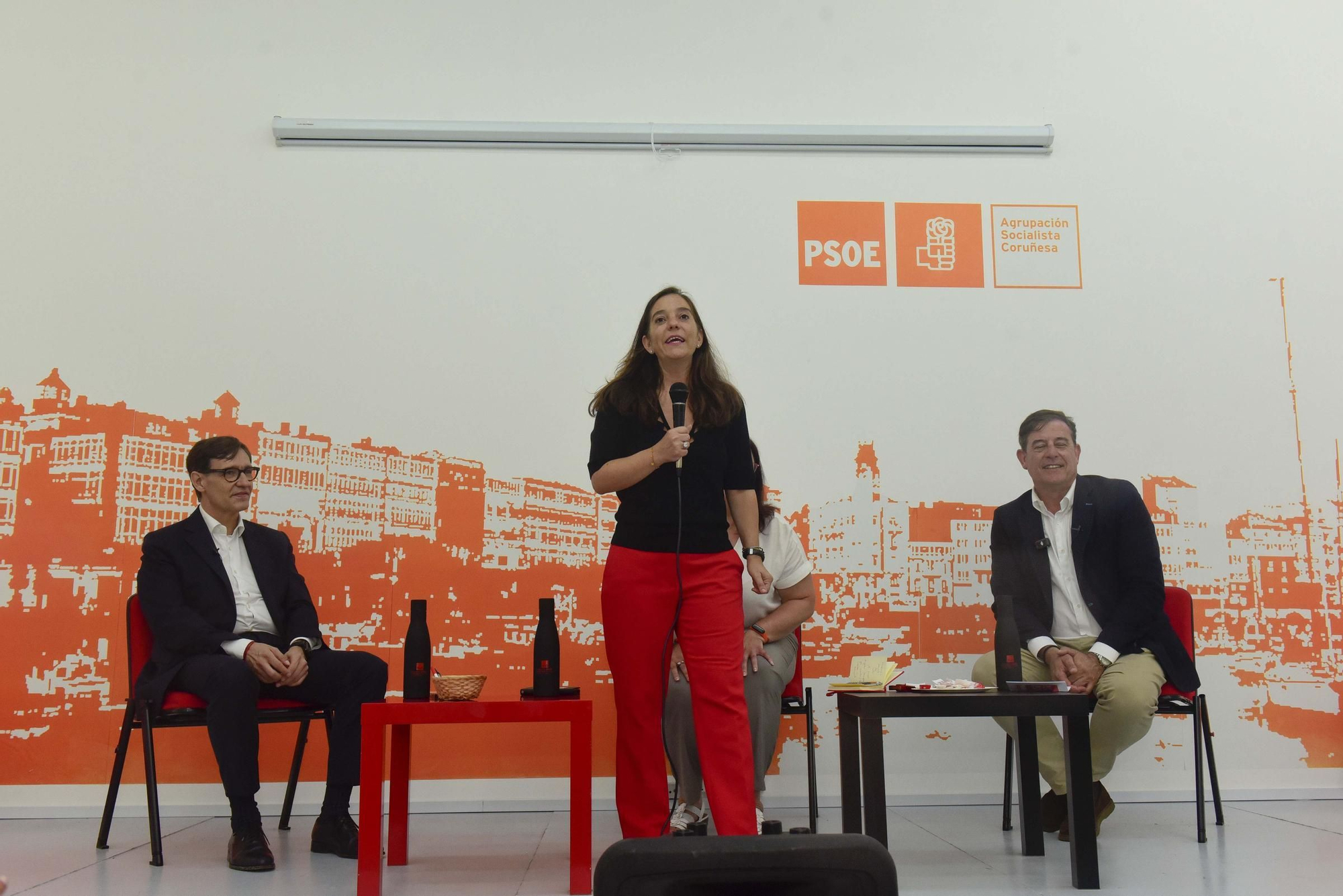 Salvador Illa se reúne con militantes en la sede del PSOE en A Coruña