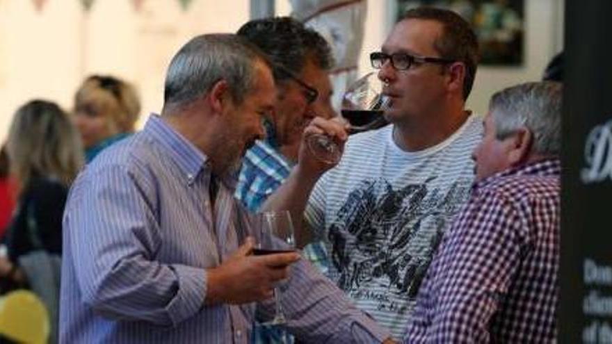 La feria del queso y el vino congrega a 41 queseros, 3 panaderías y 14 bodegas en Avilés