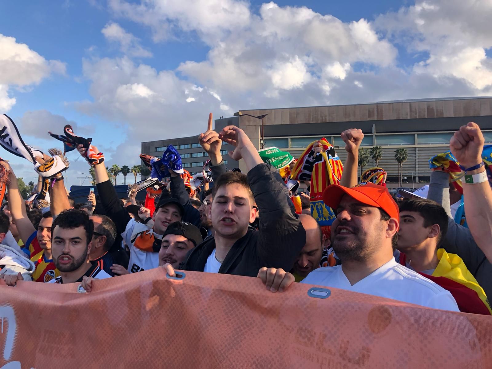 La afición valencianista recibe a su equipo en el estadio de La Cartuja en Sevilla