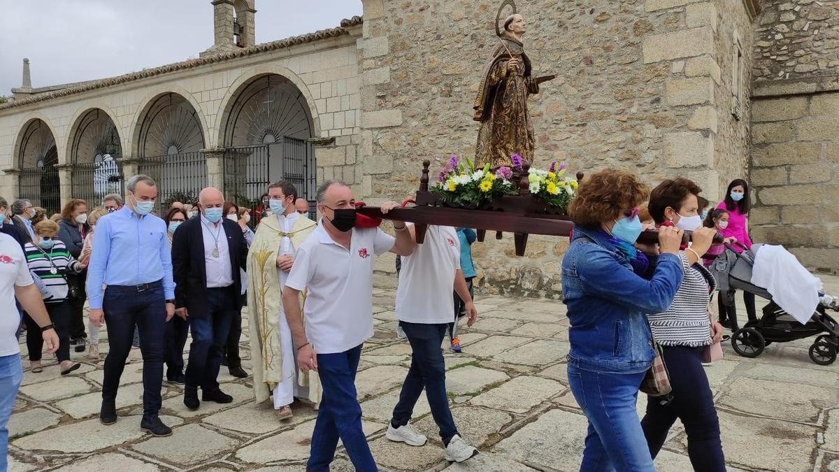 La imagen del &#039;San Pedrino&#039; en procesión.