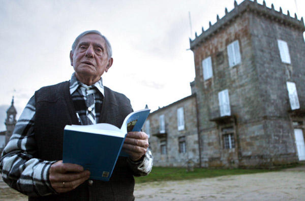 El autor del artículo en el que se recoge la historia, Juan Fernández, ante el Pazo de Oca.